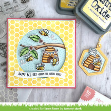 Carica l'immagine nel visualizzatore di Gallery, Lawn Fawn - honeycomb shaker gift tag - lawn cuts - Design Creative Bling